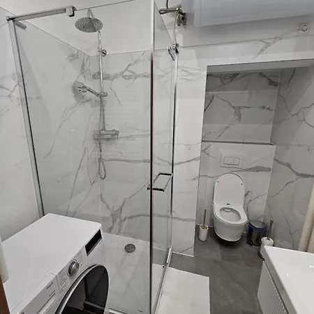 63m2 S Balkonem V Lazenskem Centru Κάρλοβι Βάρι
